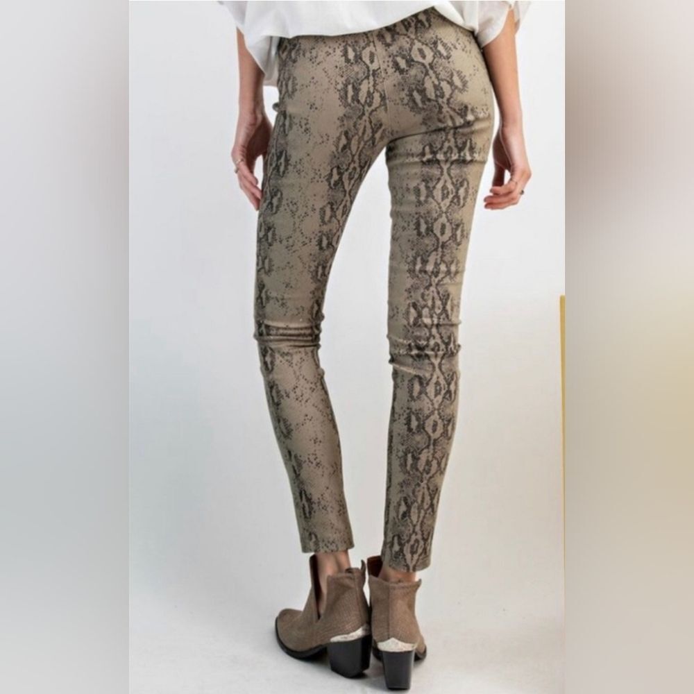 Easel Tan Snake Print Cropped Pull On Pants Size Medium - Picture 10 of 16